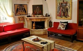 Unique Traditional House, Hosted By J&G